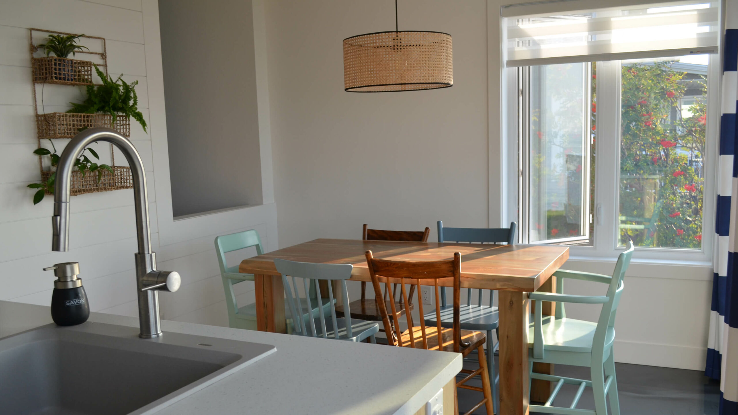 Salle à manger avec table et 6 chaises en bois de couleur du chalet Le Clapotis de la marée au Logis du Bois Flotté