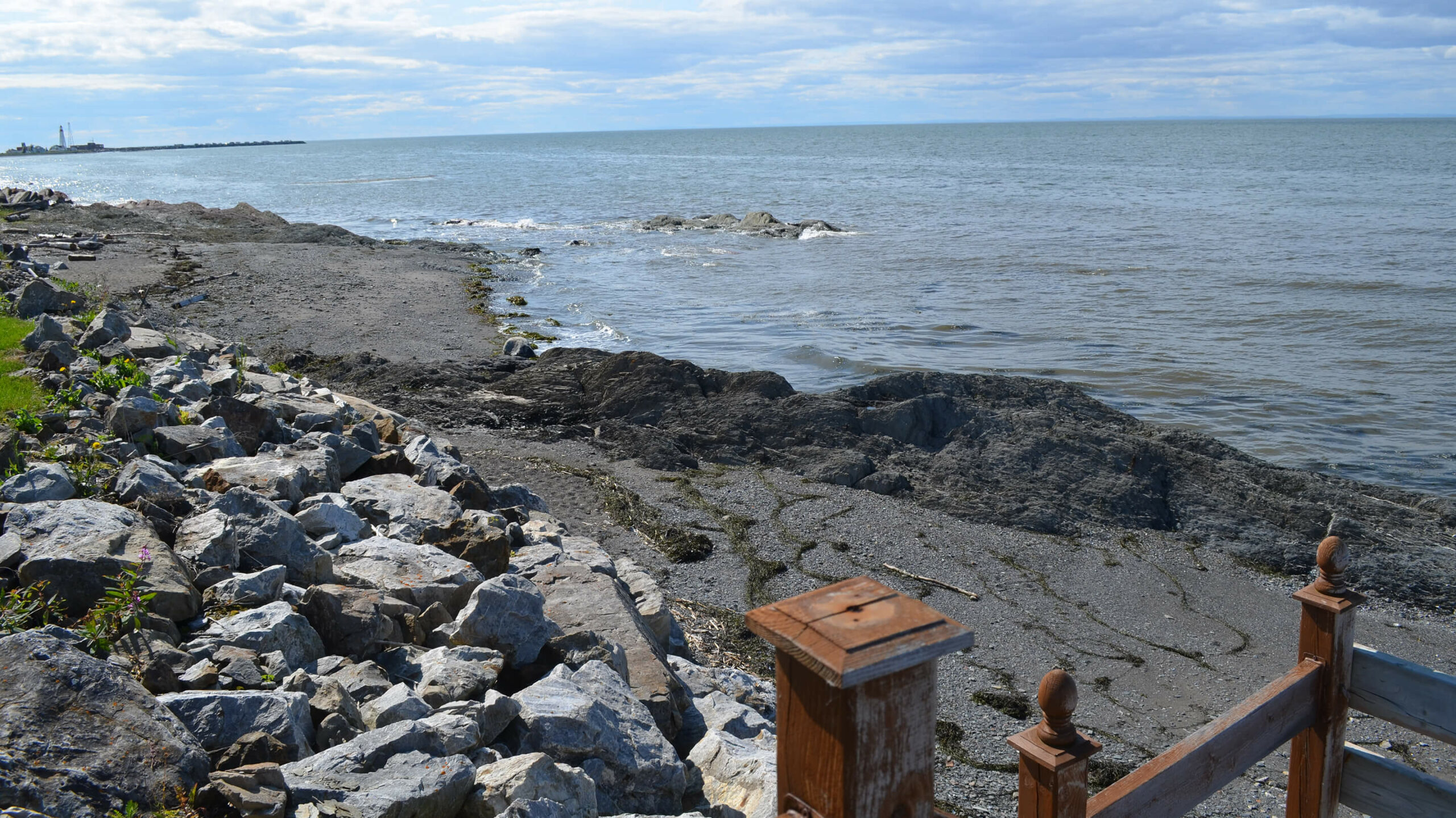 Vue sur la grève et le fleuve depuis les chalets du Logis du Bois Flotté