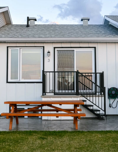 Façade du chalet n°3, L’Écume des vagues avec table de pique-nique - Logis du Bois Flotté