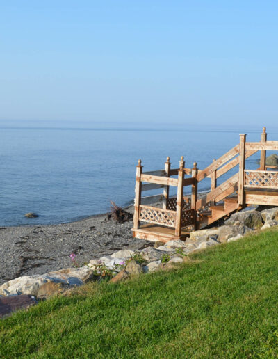 Vue sur la grève et le fleuve depuis les quatre chalets du Logis du Bois Flotté