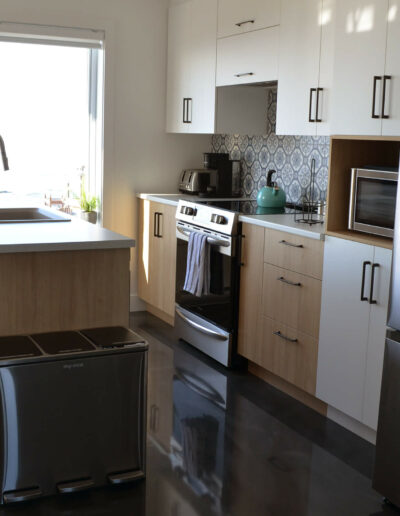 Cuisine moderne et lumineuse, toute équipée avec des électroménagers en stainless du chalet Le Clapotis de la marée au Logis du Bois Flotté