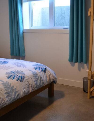 Chambre principale avec lit Queen et espace de rangement du chalet Le Clapotis de la marée au Logis du Bois Flotté
