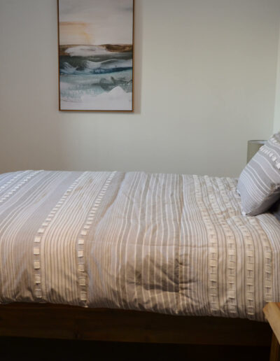 Chambre 2 avec lit Queen et deux lits simples superposés du chalet Le Clapotis de la marée au Logis du Bois Flotté