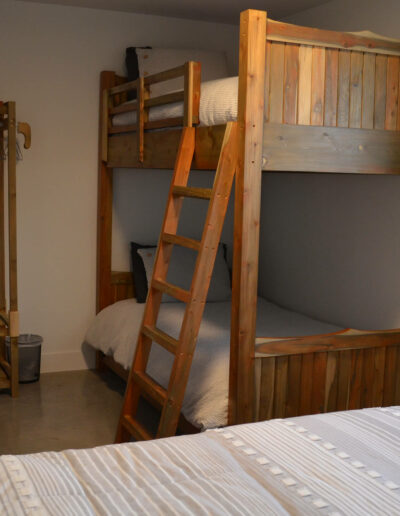 Chambre 2 - Lits simples superposés avec espace de rangement du chalet Le Clapotis de la marée au Logis du Bois Flotté