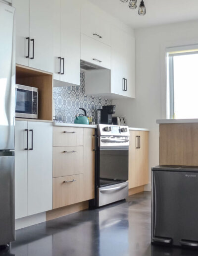 Cuisine moderne et entièrement équipée avec électroménagers en stainless du chalet Le Fleuve tranquille au Logis du Bois Flotté