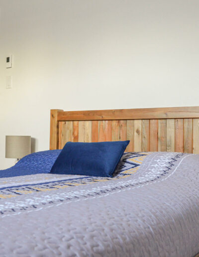 Chambre 2 avec lit Queen du chalet Le Fleuve tranquille au Logis du Bois Flotté