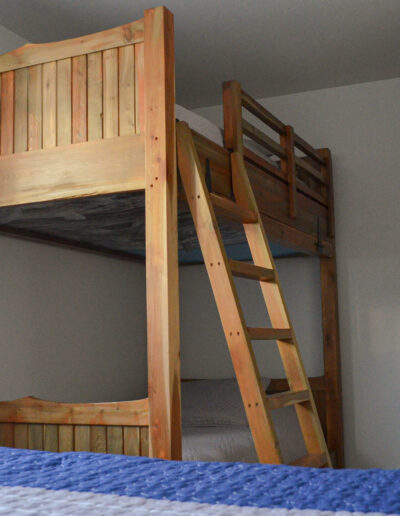 Chambre 2 - Lits simples superposés du chalet Le Fleuve tranquille au Logis du Bois Flotté