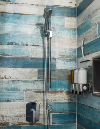 Détail de la douche de la salle de bain du chalet Le Fleuve tranquille au Logis du Bois Flotté