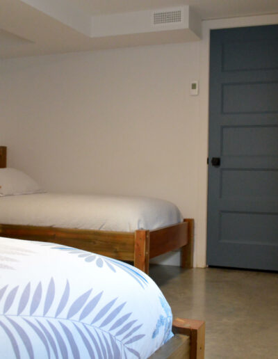 Chambre 1 avec 1 lit Queen et 1 lit simple du chalet L’Écume des vagues au Logis du Bois Flotté