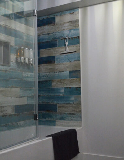 Salle de bain avec bain-douche du chalet L’Écume des vagues au Logis du Bois Flotté