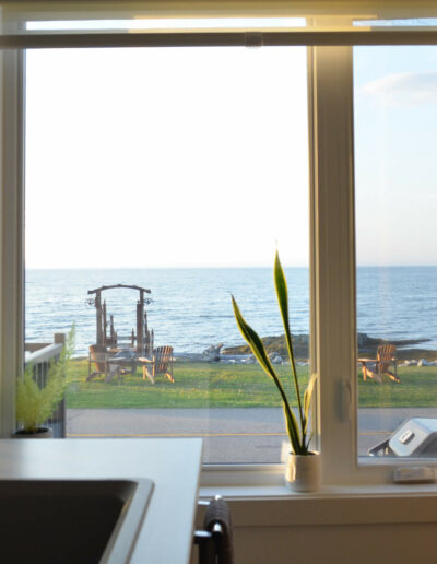 Vue sur le fleuve depuis la fenêtre de la cuisine du chalet L’Écume des vagues au Logis du Bois Flotté