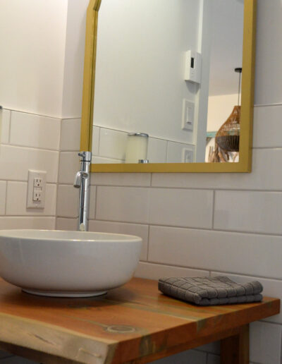 Salle d’eau avec lavabo moderne et meuble en bois du chalet L’Écume des vagues au Logis du Bois Flotté