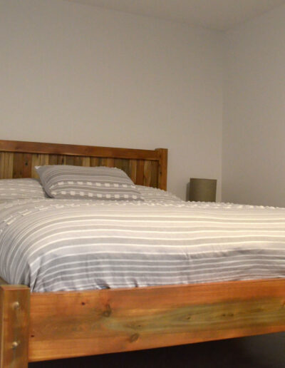 Chambre 1 avec 1 lit Queen et 1 lit simple du chalet L’Écume des vagues au Logis du Bois Flotté