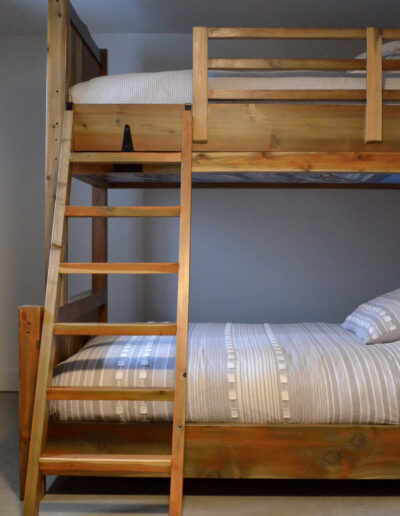 Chambre 2 avec 1 lit Queen et (1 lit double + 1 lit simple) superposés du chalet L’Écume des vagues au Logis du Bois Flotté
