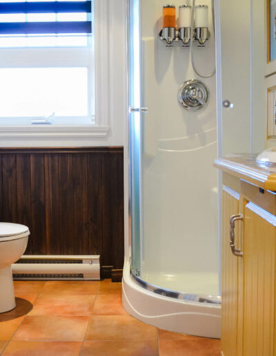 Salle de bain avec toilette, douche en angle et meuble de style antique du chalet Les Grandes Marées au Logis du Bois Flotté