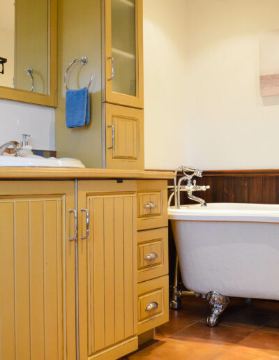 Salle de bain avec bain sur pattes du chalet Les Grandes Marées au Logis du Bois Flotté